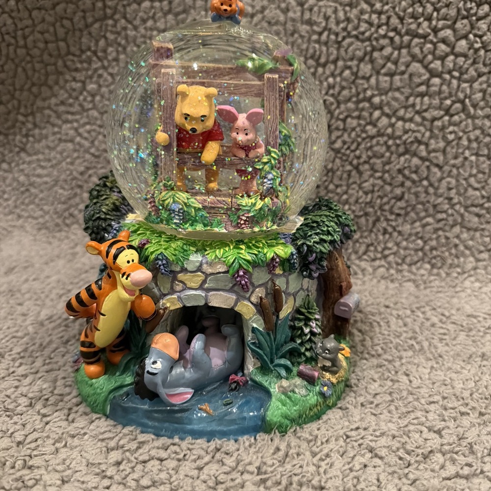 Disney Winnie the Pooh Musical Snow Globe Playing Poohsticks Works Retired
